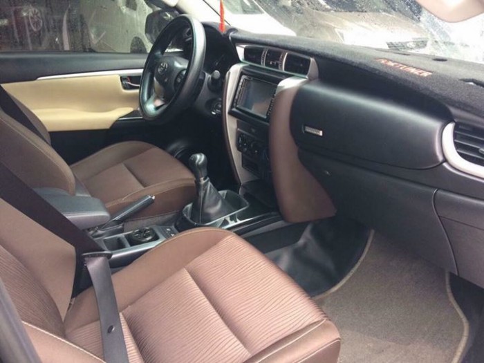 Nhà cần bán Fortuner 2017 mt chạy dầu màu đen còn mới zin
