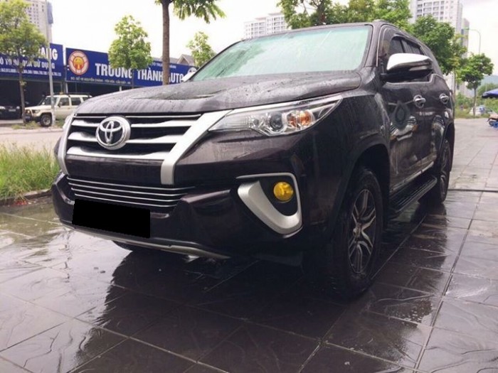 Nhà cần bán Fortuner 2017 mt chạy dầu màu đen còn mới zin