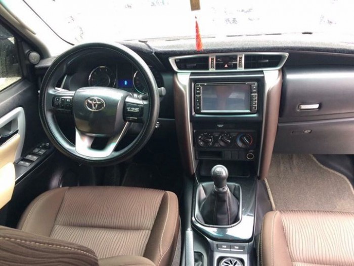 Nhà cần bán Fortuner 2017 mt chạy dầu màu đen còn mới zin