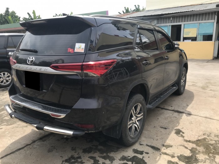 Nhà cần bán Fortuner 2017 mt chạy dầu màu đen còn mới zin