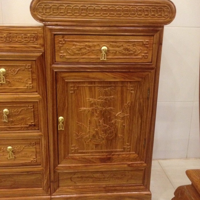 Tủ tivi gỗ hương mặt bầu 2 bên chạm tứ quý-TTV22