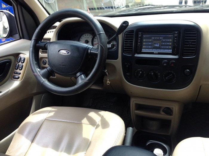 Cần bán Ford Escape 2005 2.3 tự động màu đen long lanh