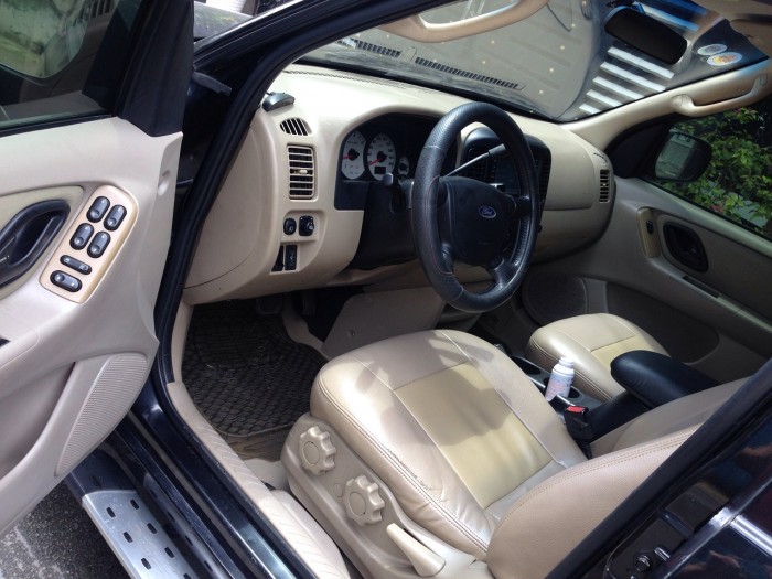 Cần bán Ford Escape 2005 2.3 tự động màu đen long lanh