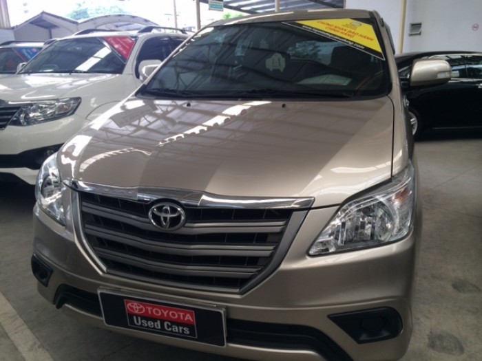 Toyota Innova E - Màu Nâu Vàng - 2016