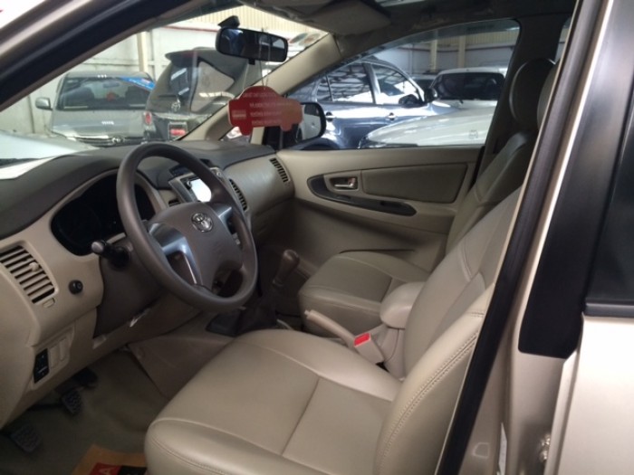 Toyota Innova E - Màu Nâu Vàng - 2016