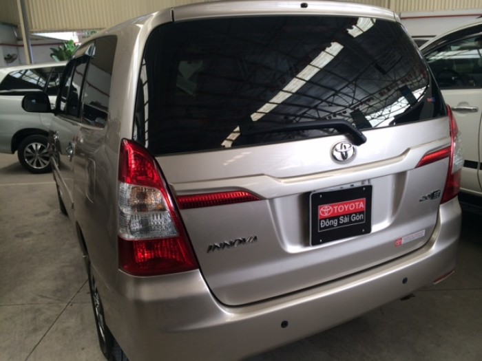 Toyota Innova E - Màu Nâu Vàng - 2016