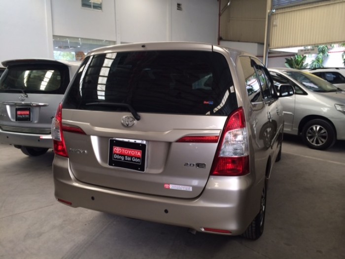 Toyota Innova E - Màu Nâu Vàng - 2016