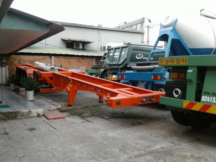 Sơ mi rơ mooc chở container: 40 feet, 3 trục, giảm sóc dạng bầu hơi