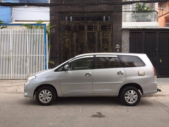 Muốn bán nhanh  Toyota Innova 2011 mt màu bạc phiên bản G