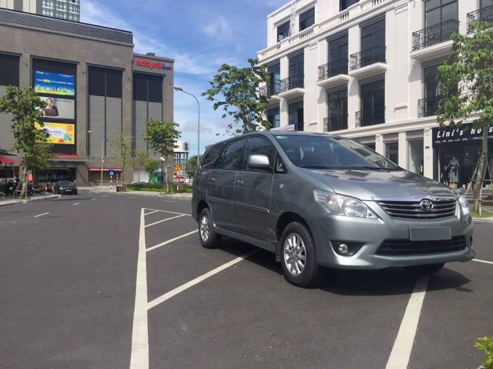 Nhà bán Innova E 2013 mt màu xám ghế nỉ