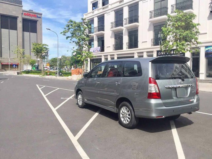 Nhà bán Innova E 2013 mt màu xám ghế nỉ