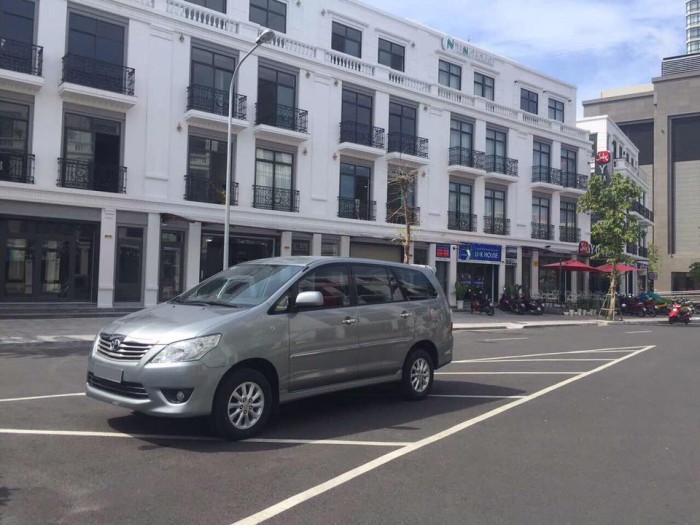 Nhà bán Innova E 2013 mt màu xám ghế nỉ