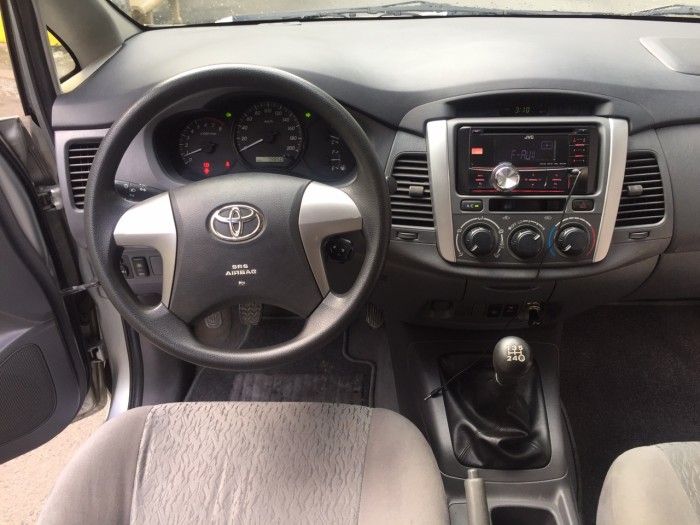 Nhà bán Innova E 2013 mt màu xám ghế nỉ