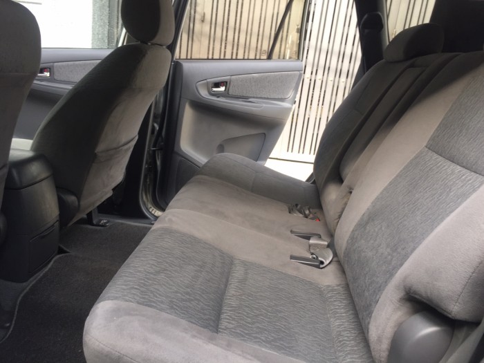 Nhà bán Innova E 2013 mt màu xám ghế nỉ