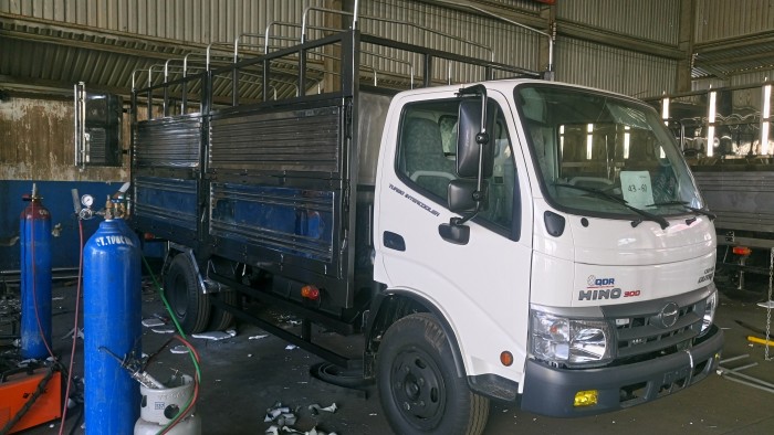 Xe tải Hino WU342 JD3 - 4.7 tấn khuyến mãi lớn trong tháng 10