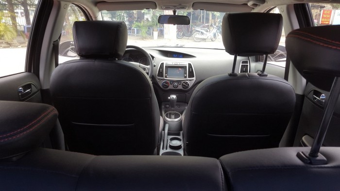 Có xe cần bán Hyundai I20 2013 tự động màu trắng thanh lịch