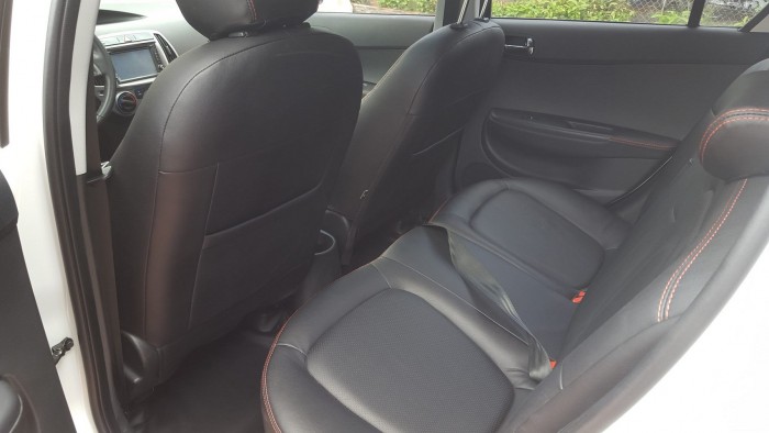 Có xe cần bán Hyundai I20 2013 tự động màu trắng thanh lịch