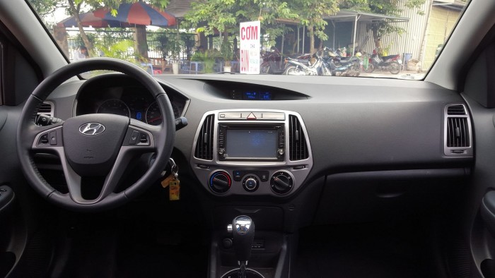 Có xe cần bán Hyundai I20 2013 tự động màu trắng thanh lịch