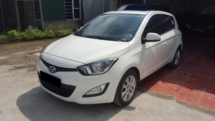 Có xe cần bán Hyundai I20 2013 tự động màu trắng thanh lịch