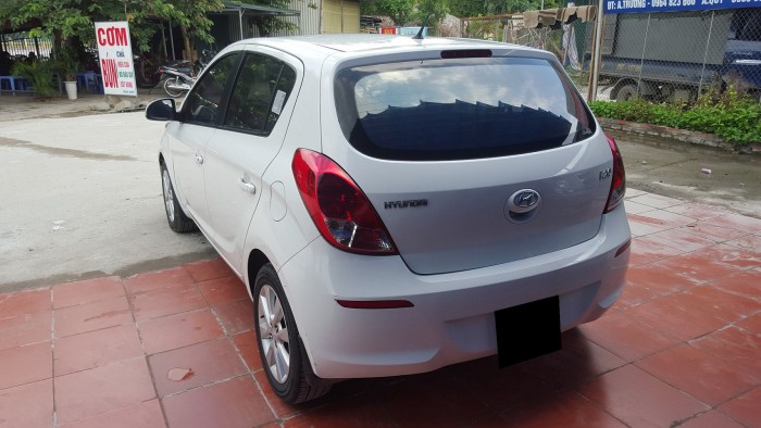 Có xe cần bán Hyundai I20 2013 tự động màu trắng thanh lịch