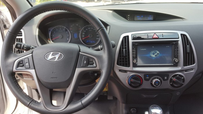 Có xe cần bán Hyundai I20 2013 tự động màu trắng thanh lịch