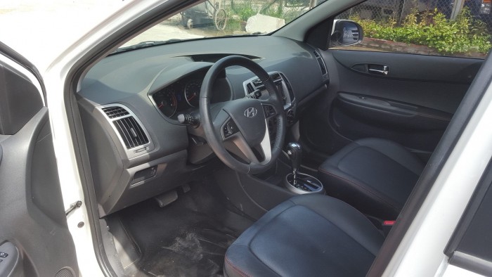Có xe cần bán Hyundai I20 2013 tự động màu trắng thanh lịch