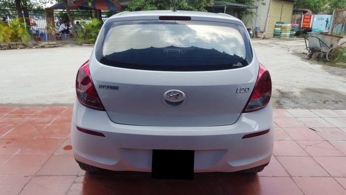 Có xe cần bán Hyundai I20 2013 tự động màu trắng thanh lịch