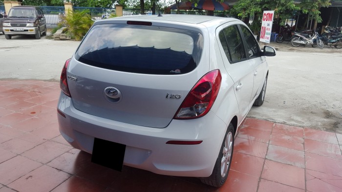 Có xe cần bán Hyundai I20 2013 tự động màu trắng thanh lịch