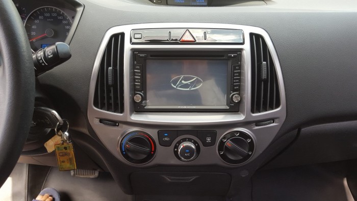 Có xe cần bán Hyundai I20 2013 tự động màu trắng thanh lịch