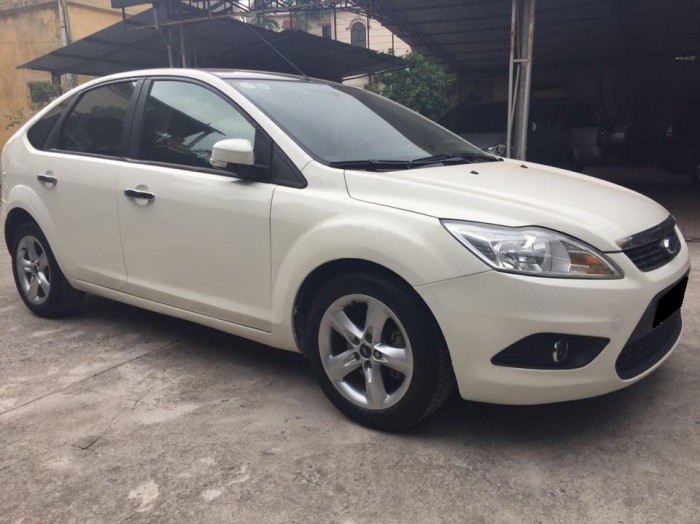  Vendo Ford Focus hatchback 2011 color blanco - Quang Luong - MBN:3940 - 0937373368
