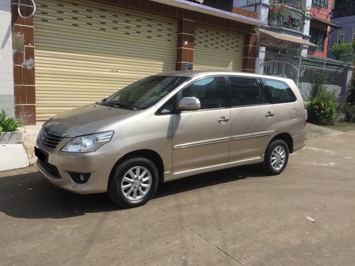 Cần bán xe Innova V 2013 số tự động màu nâu vàng,