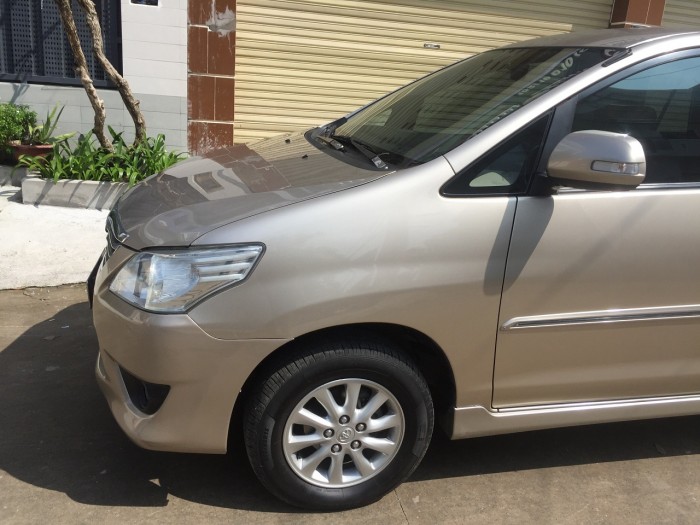 Nhà có xe Innova V 2013 at vàng kim muốn bán nhanh