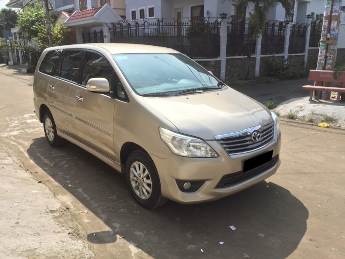 Nhà có xe Innova V 2013 at vàng kim muốn bán nhanh