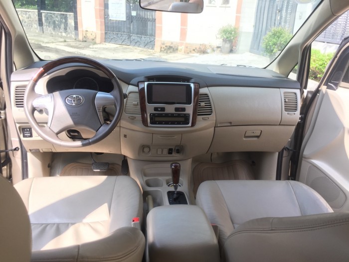 Nhà có xe Innova V 2013 at vàng kim muốn bán nhanh