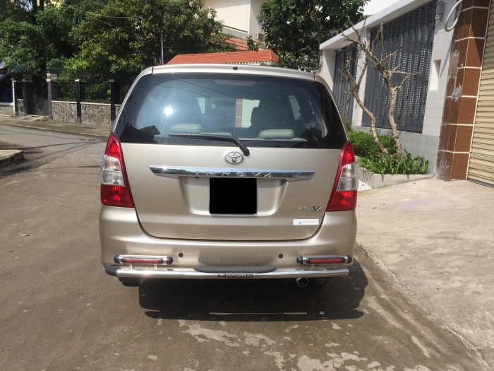Nhà có xe Innova V 2013 at vàng kim muốn bán nhanh