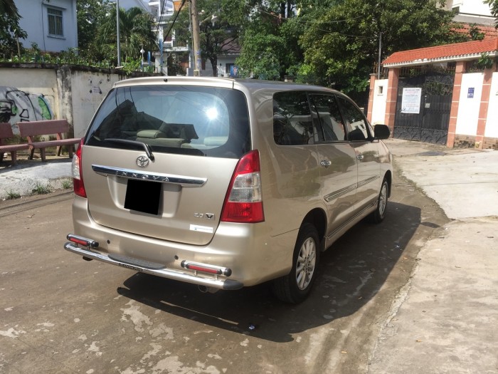 Nhà có xe Innova V 2013 at vàng kim muốn bán nhanh