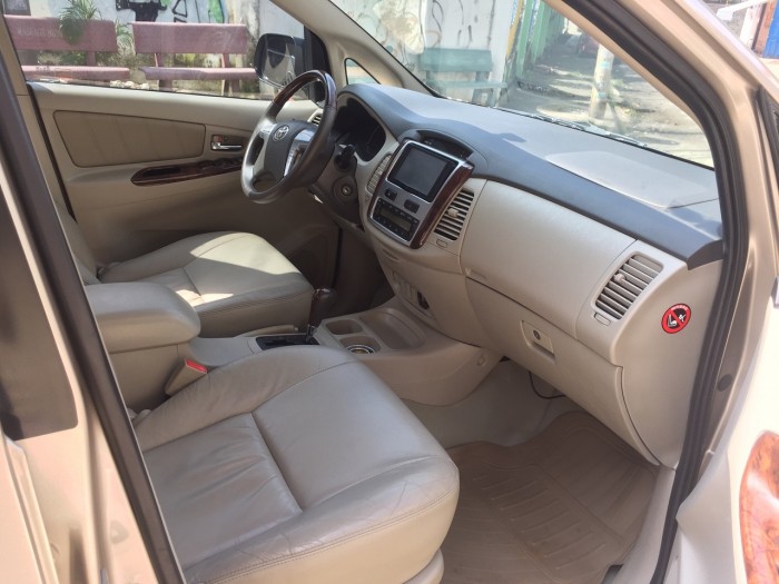 Nhà có xe Innova V 2013 at vàng kim muốn bán nhanh