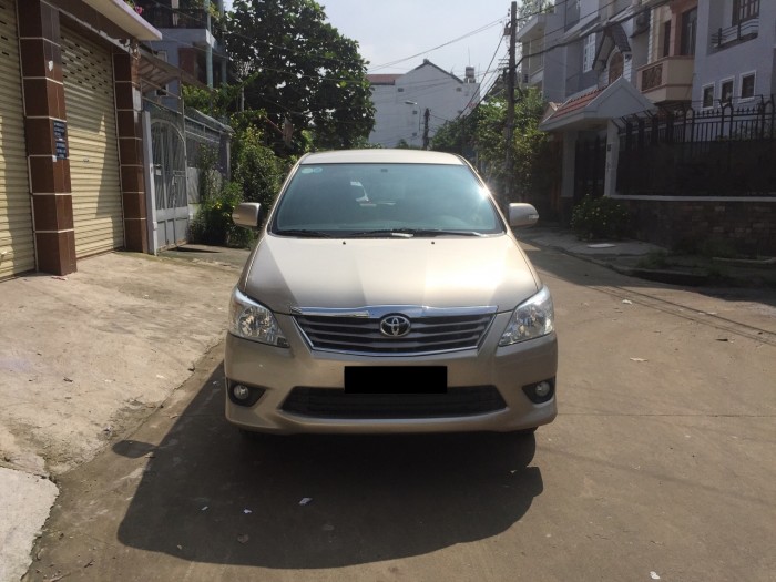 Nhà có xe Innova V 2013 at vàng kim muốn bán nhanh