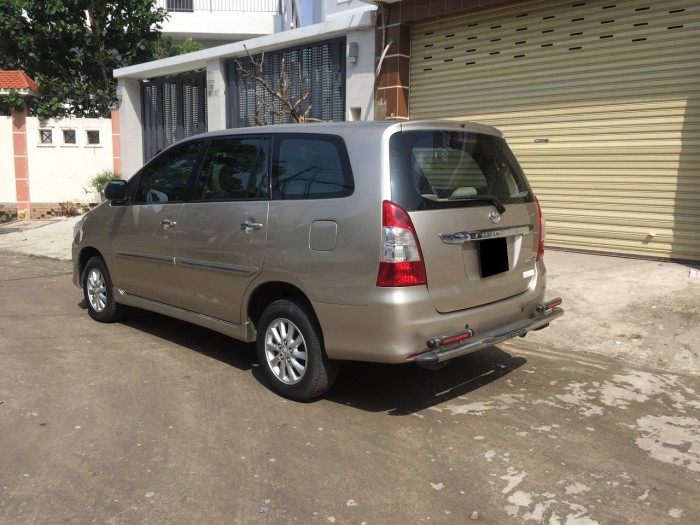 Nhà có xe Innova V 2013 at vàng kim muốn bán nhanh