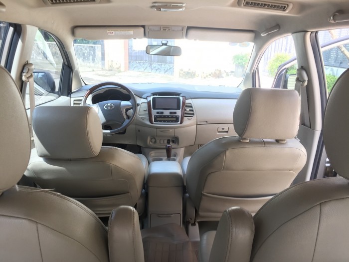 Nhà có xe Innova V 2013 at vàng kim muốn bán nhanh