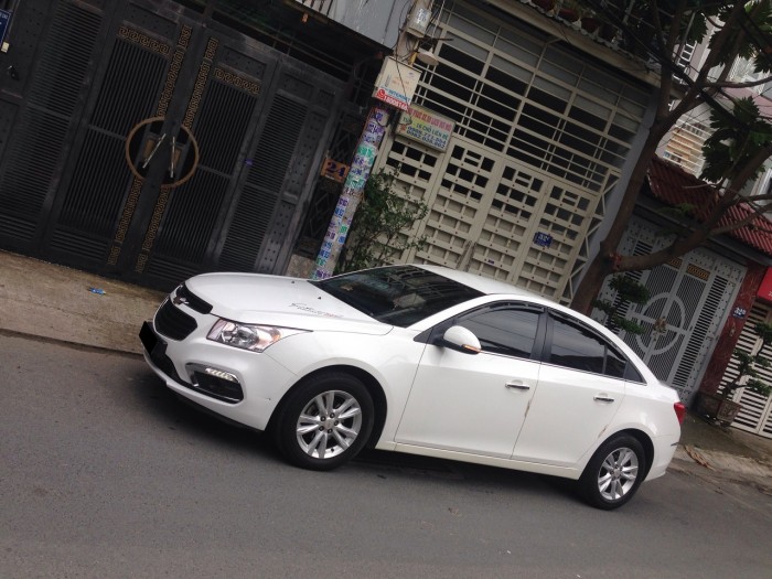 Chevrolet Cruze 2017 trắng số sàn mới 99%