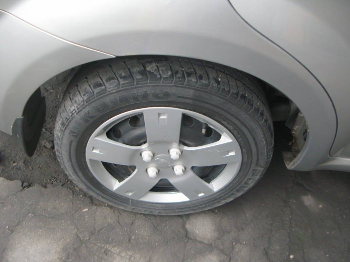Bán chiếc Chevrolet Aveo 2011 mt màu bạc zin nguyên không lỗi lầm