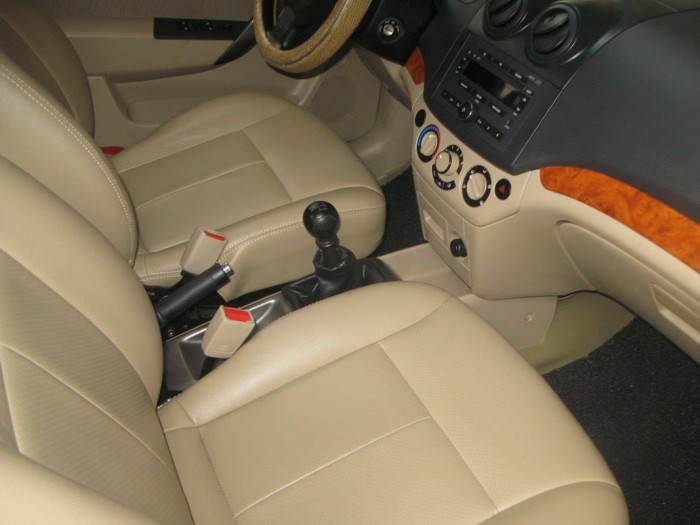 Bán chiếc Chevrolet Aveo 2011 mt màu bạc zin nguyên không lỗi lầm