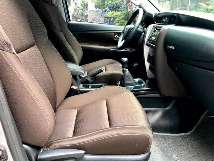 Bán xe Fortuner 2017 G chạy dầu màu bạc số sàn