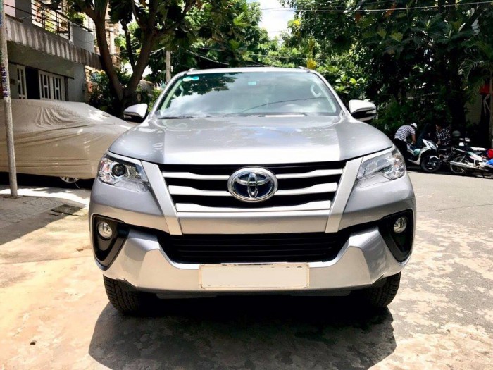 Bán xe Fortuner 2017 G chạy dầu màu bạc số sàn