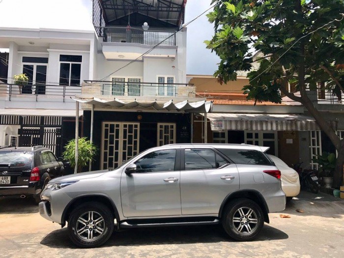 Bán xe Fortuner 2017 G chạy dầu màu bạc số sàn