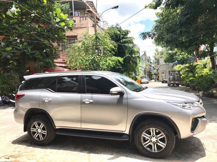 Bán xe Fortuner 2017 G chạy dầu màu bạc số sàn