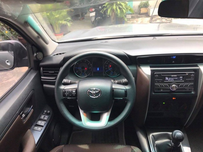 Bán xe Fortuner 2017 G chạy dầu màu bạc số sàn