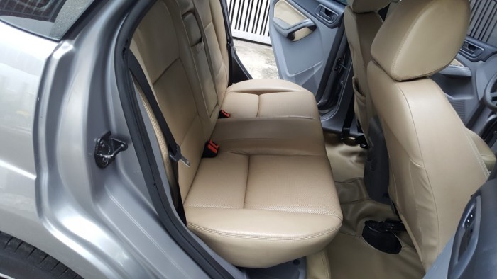 Cần bán xe Ford Focus 2011 màu xám bạc tự động một chủ xe