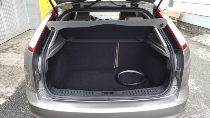 Có bán Focus 2011 màu xám tự động dòng xe hatchback phiên bản 1.8